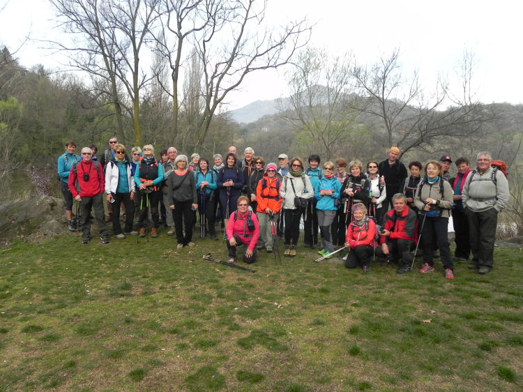 Foto del gruppo CAI al Lago di San Michele nel Parco della Polveriera di Ivrea (Piemonte - Canavese) (138528 bytes)